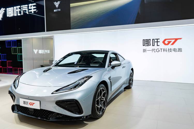 惠州253哪吒汽车在智能汽车领域的表现，领途汽车在新能源汽车市场中的影响力